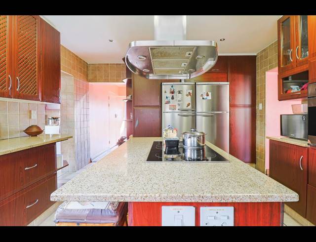 6 BEDROOM FREEHOLD FOR SALE IN BRACKENDOWNS